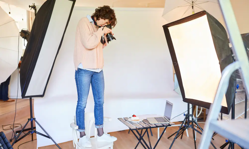 img-content-development-1 Content developer taking photo for social media